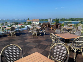 Matunuck Oyster Bar inside