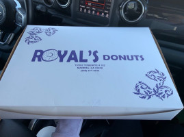 Royal's Donuts outside