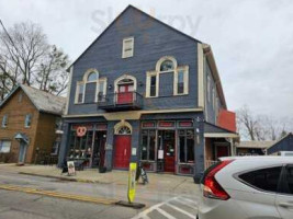 The Two Fraus Bakery outside