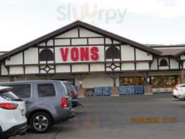 Vons outside