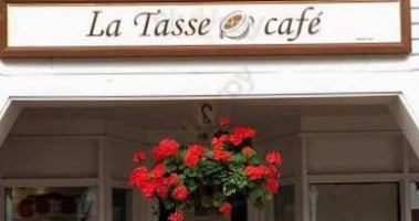 La Tasse Café outside