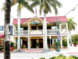 Tommy Bahama Restaurant & Bar - Sarasota outside