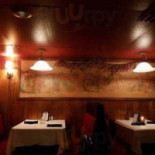 Maury's Tiny Cove Dentro