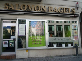Salomon Bagels outside
