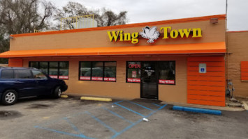 Wing Town outside