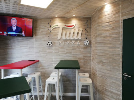 Tutti Pizza inside