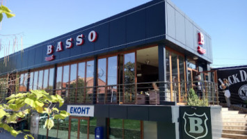 Basso &diner outside