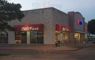 Cicis Pizza outside