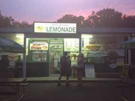 Del's Lemonade Of Attleboro inside