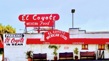 El Coyote outside