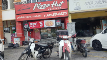 Pizza Hut Delivery (phd) Puchong Utama outside