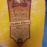 Maple Leaf Cheese Store Dentro