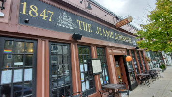 Jeanie Johnston Pub Grill inside