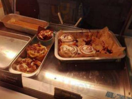 Auntie Anne's/cinnabon food