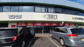 Teddy's Bigger Burgers Aiea outside
