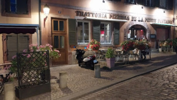 Trattoria De La Petite Fontaine outside