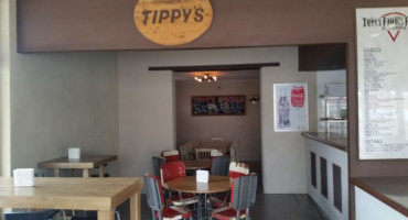 Tippy's Pizzeria outside