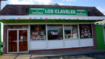Los Claveles Bakery inside