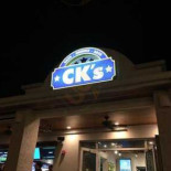 Ck's Eats N Drinks Dentro