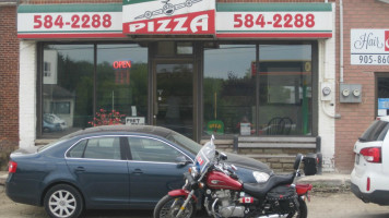 Airport Pizza outside