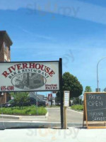 Riverhouse Inn outside