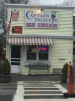 Captain Dusty's Ice Cream outside