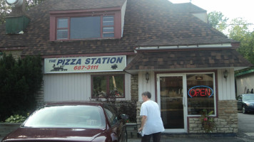 Pizza Station food
