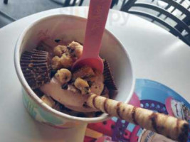 Yogurtland food