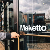 Maketto outside