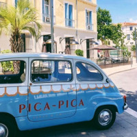 Pica-pica outside