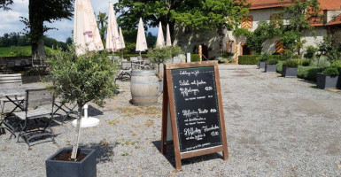 Markgräfliche Weinstube Schloss Staufenberg outside