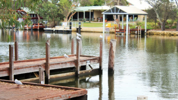 Pelicans Cafe on the Murray outside