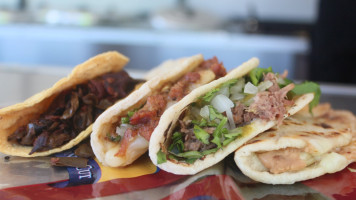 Los Mananeros Tacos Ingones food