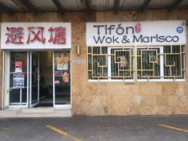 Tifon Wok & Marisco food