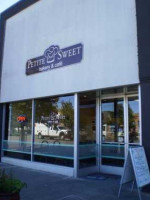 Petite Sweet Bakery outside