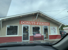 Pats Donuts Kreme outside