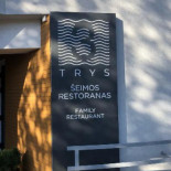 Trys, Exterior