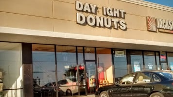 Day Ight Donuts outside