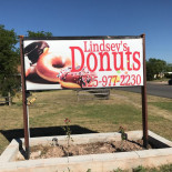 Lindsey's Donuts Dentro