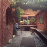 Trio's Burger Dentro