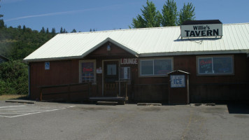 Willie's Tavern outside