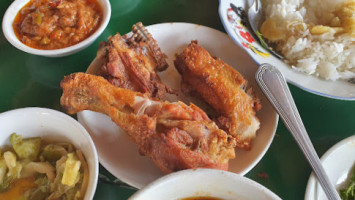 Tharabar Three Myanmar Curry သရပါသရီး food