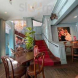 Globe Cafe Dentro