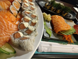 Sushi 'n Roll Express food
