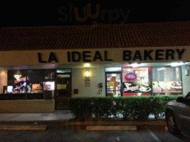 La Ideal Bakery outside