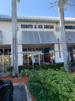 Yonutz Gourmet Donuts Ice Cream outside