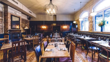 The Oxford Pub & Dining Room inside