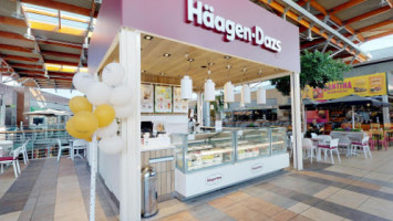 Haeagen-dazs outside