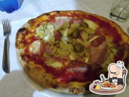 Pizza La Piazza food