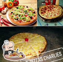 Pizzas Charlie's A La Leña food